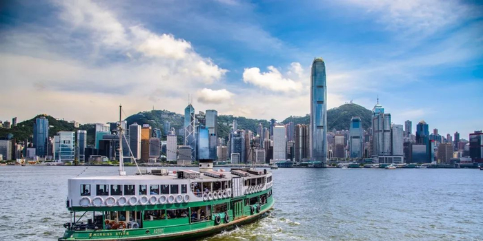 夜幕下的香港街头，中年男子的迷茫回忆